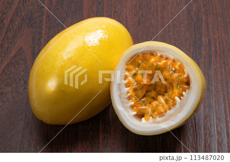 イエローパッションフルーツ 113487020