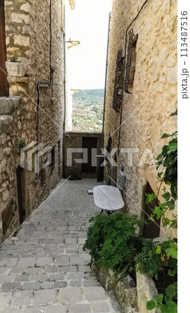 フランス Tourrettes-sur-Loup トゥレット・シュル・ルー すみれ村の風景 113487516