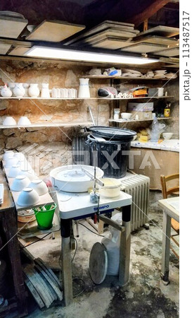 フランス Tourrettes-sur-Loup トゥレット・シュル・ルー すみれ村の陶器店工房 113487517