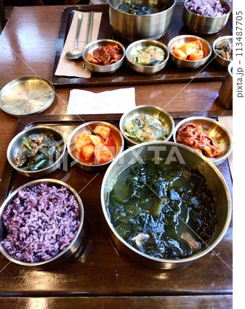 韓国・ソウルで食べたわかめスープの定食 韓国・ソウルで食べたわかめスープの定食 113487705