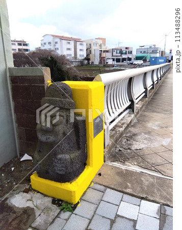 韓国・済州市内の橋を見守るトルハルバン 韓国・済州市内の橋を見守るトルハルバン 113488296