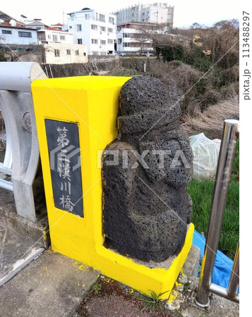 韓国・済州市内の橋を見守るトルハルバン 韓国・済州市内の橋を見守るトルハルバン 113488297