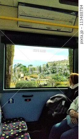 南フランスの田舎、ローカル路線バスの旅 113488784