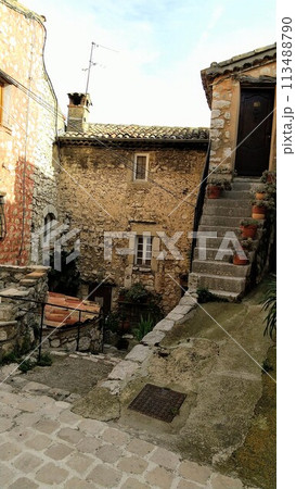 フランス Tourrettes-sur-Loup トゥレット・シュル・ルー すみれ村の風景 113488790