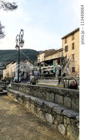 フランス Tourrettes-sur-Loup トゥレット・シュル・ルー すみれ村の風景 113489064