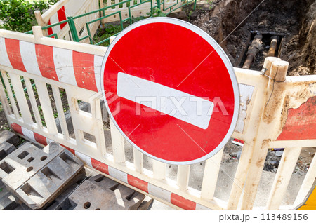 Plastic fence with red stripes road sign at the city Plastic fence with red stripes road sign at the city 113489156