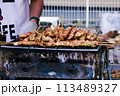お祭りの焼鳥の屋台 113489327