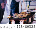 お祭りの串焼きの屋台 113489328