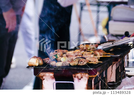 お祭りの串焼きの屋台 113489328