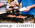 お祭りのたこ焼きの屋台 113489333
