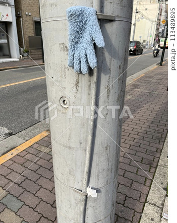 日本の電柱に手袋 日本の電柱に手袋 113489895