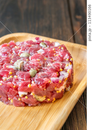 Beef steak tartare 113490166