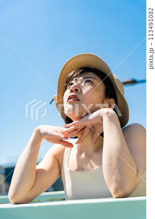 麦わら帽子をかぶった若い女性 113491082