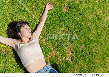 芝生に寝転ぶ女性 113491137