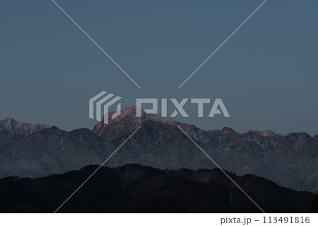青空に浮かぶ南アルプス甲斐駒ケ岳の白き峰に朝日射すモルゲンロート 青空に浮かぶ南アルプス甲斐駒ケ岳の白き峰に朝日射すモルゲンロート 113491816