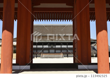 京都御所　承明門から見る紫宸殿 113492325