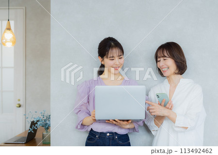 カジュアルなビジネスウーマン2人 カジュアルなビジネスウーマン2人 113492462