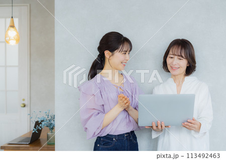 カジュアルなビジネスウーマン2人 カジュアルなビジネスウーマン2人 113492463