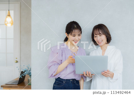 カジュアルなビジネスウーマン2人 113492464