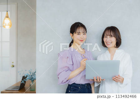 カジュアルなビジネスウーマン2人 113492466