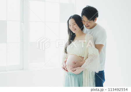 妊婦に寄り添う夫 113492554