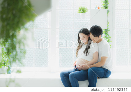 妊婦に寄り添う夫 113492555
