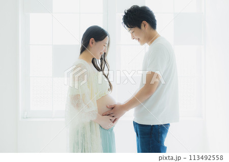 妊婦に寄り添う夫 妊婦に寄り添う夫 113492558