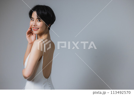 ウェディングドレスの女性 113492570