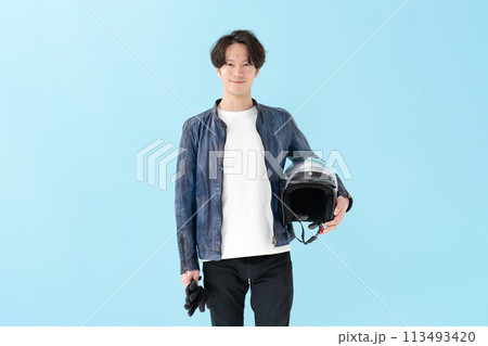 ヘルメットを持った男性ライダー ヘルメットを持った男性ライダー 113493420