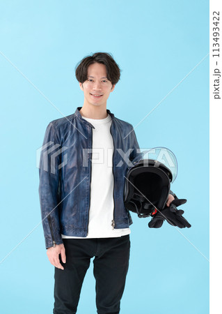 ヘルメットを持った男性ライダー 113493422
