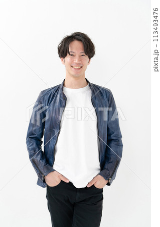 革ジャンを着た男性 113493476