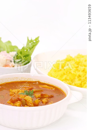 ネパール風チキンカレー　スープカレー　黄色いライス　明るい背景 113493659