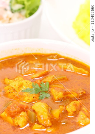 ネパール風チキンカレー　スープカレー　黄色いライス　明るい背景 113493660