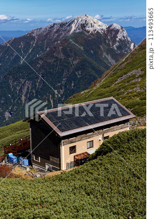 南アルプス・仙丈ヶ岳への登りから見る甲斐駒ヶ岳と仙丈小屋 113493665