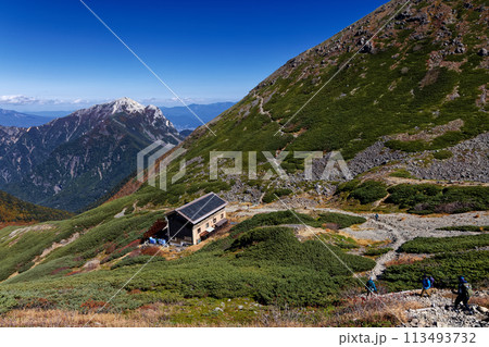 南アルプス・仙丈ヶ岳への登りから見る甲斐駒ヶ岳と仙丈小屋 南アルプス・仙丈ヶ岳への登りから見る甲斐駒ヶ岳と仙丈小屋 113493732