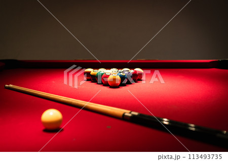 ビリヤード台に置かれたボール 113493735