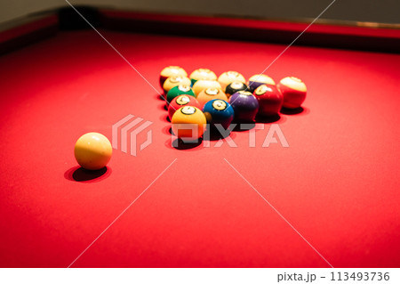 ビリヤード台に置かれたボール 113493736