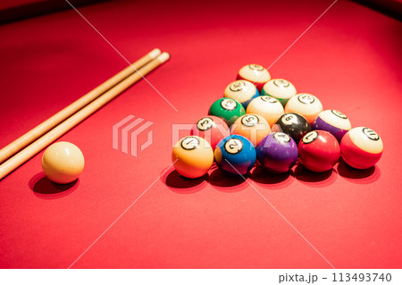 ビリヤード台に置かれたボール 113493740