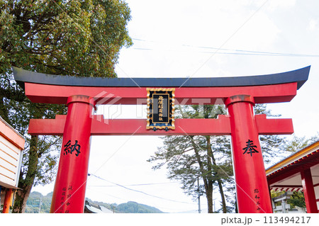 空に映える赤い鳥居 113494217