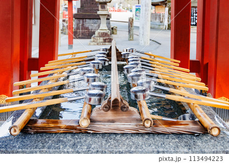 清らかな水を湛える手水舎 113494223