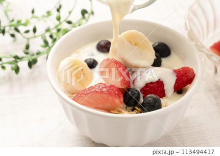 グラノーラ　シリアル　豆乳をかける　苺 ブルーベリー バナナ 113494417
