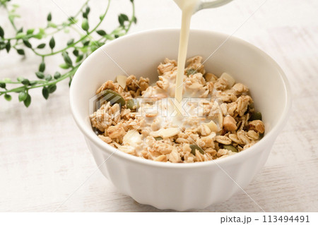 グラノーラ シリアル 豆乳をかける グラノーラ シリアル 豆乳をかける 113494491