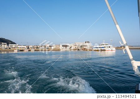 志賀島から博多ふ頭へ渡船で。背景は志賀島＜福岡県福岡市＞ 113494521