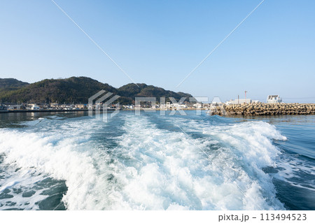 志賀島から博多ふ頭へ渡船で。背景は志賀島<福岡県福岡市> 志賀島から博多ふ頭へ渡船で。背景は志賀島<福岡県福岡市> 113494523