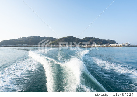 志賀島から博多ふ頭へ渡船で。背景は志賀島＜福岡県福岡市＞ 113494524