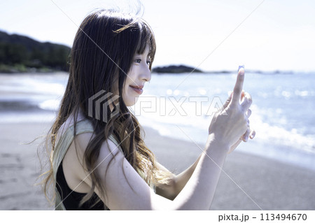 海で自撮りする若い女性 海で自撮りする若い女性 113494670