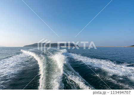 志賀島から博多ふ頭へ。背景は志賀島＜福岡県福岡市＞ 113494707