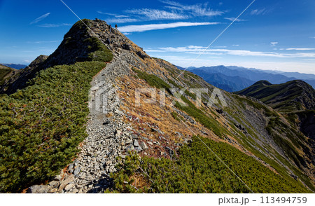 秋色の南アルプス・仙丈ヶ岳と南部の山並みの写真素材 [113494759] - PIXTA