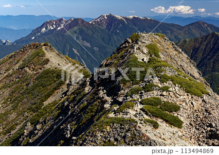 南アルプス・仙丈ヶ岳から見る鳳凰三山 113494869