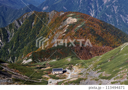 南アルプス・仙丈ヶ岳から見る仙丈小屋と馬ノ背 113494871